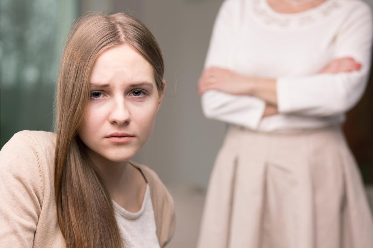 Teen Says Her Parents Gave Her College Fund to Her Younger Brother, Now They Say She’s “Selfish” for Wanting It Back
