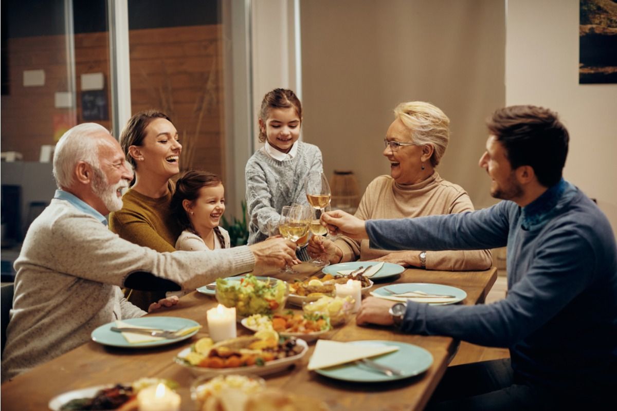 Teen Says She Refused to Cancel Plans for a Last-Minute Family Dinner, Now Her Parents Say She “Never Makes Time for Family”