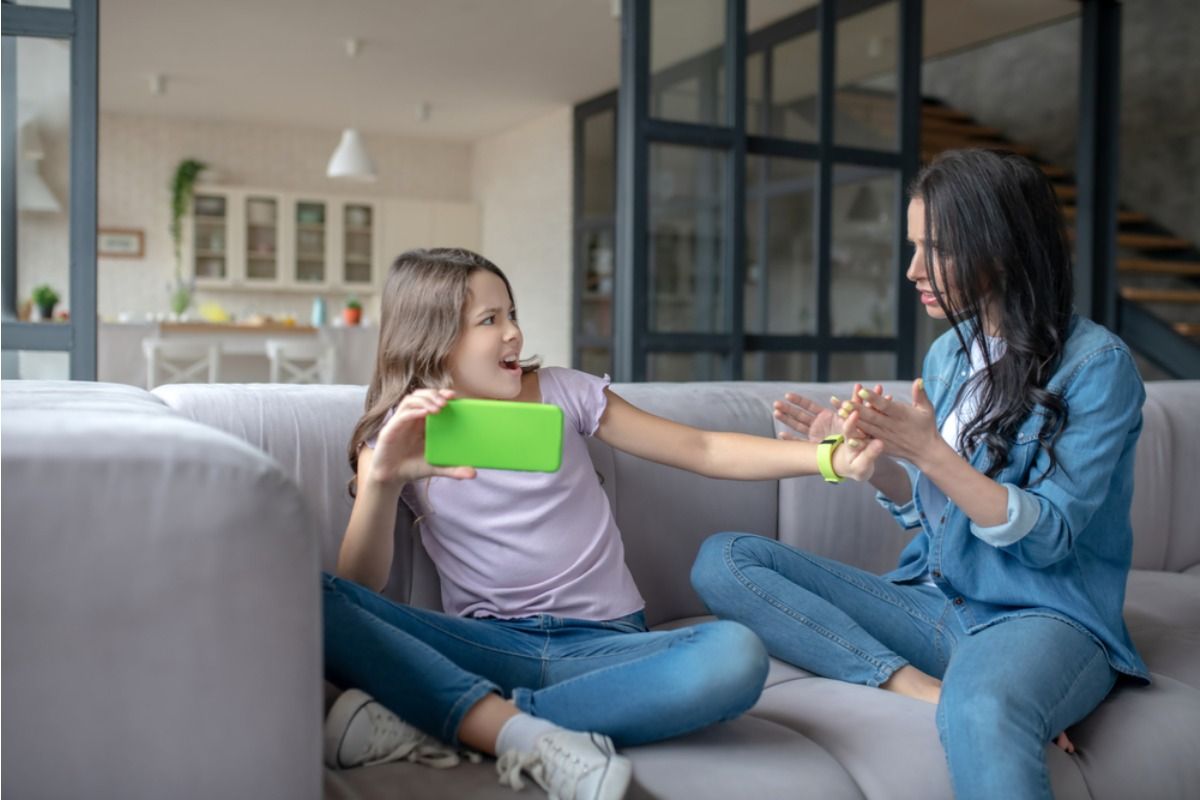Teen Says She Refused to Delete Her Social Media Account After an Argument, Now Her Parents Say She’s “Ignoring Serious Concerns”