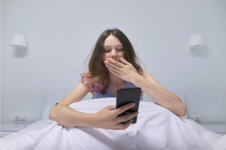 Teen Says She Refused to Delete a Photo Her Parents Disliked, Now They Say She’s “Ignoring Family Values”