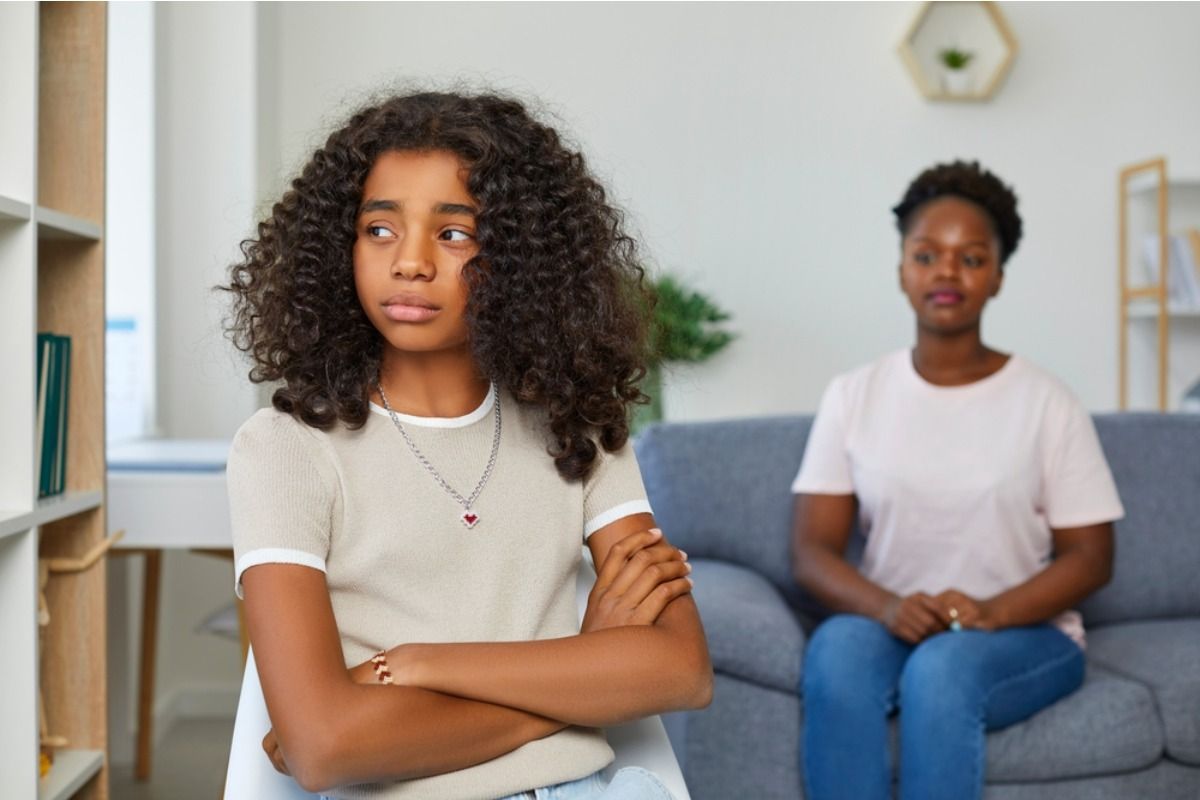Teen Says She Refused to Dress Up for Family Photos After Being Criticized Last Time, Now Relatives Say She’s “Holding a Grudge”