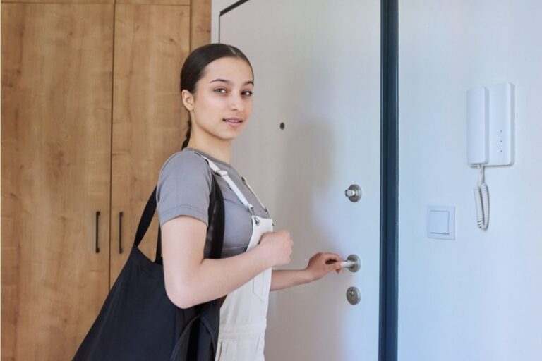 Teen Says She Refused to Follow a Family Curfew After Starting University, Now Her Parents Say She “Still Lives Under Their Rules”