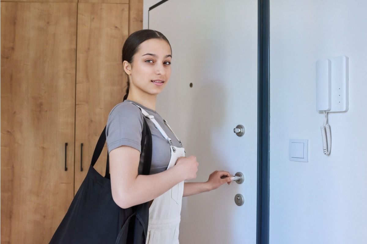 Teen Says She Refused to Follow a Family Curfew After Starting University, Now Her Parents Say She “Still Lives Under Their Rules”