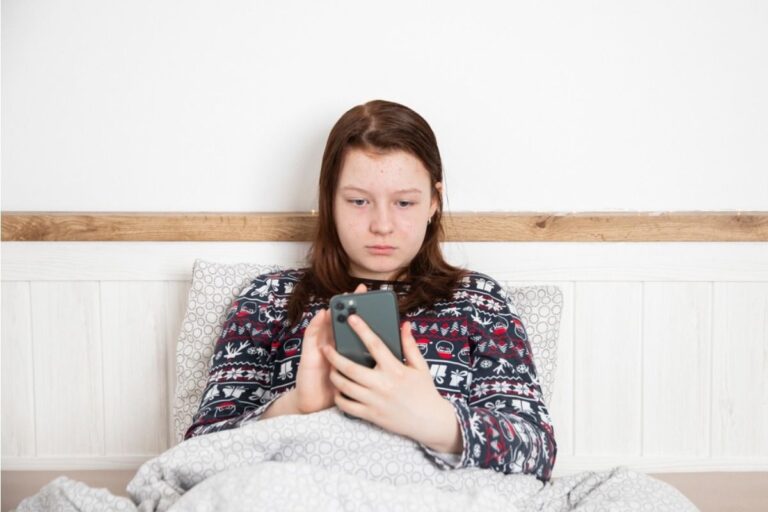 Teen Says She Refused to Give Her Parents Access to Her Private Messages, Now They Say It’s “Proof Something Is Wrong”
