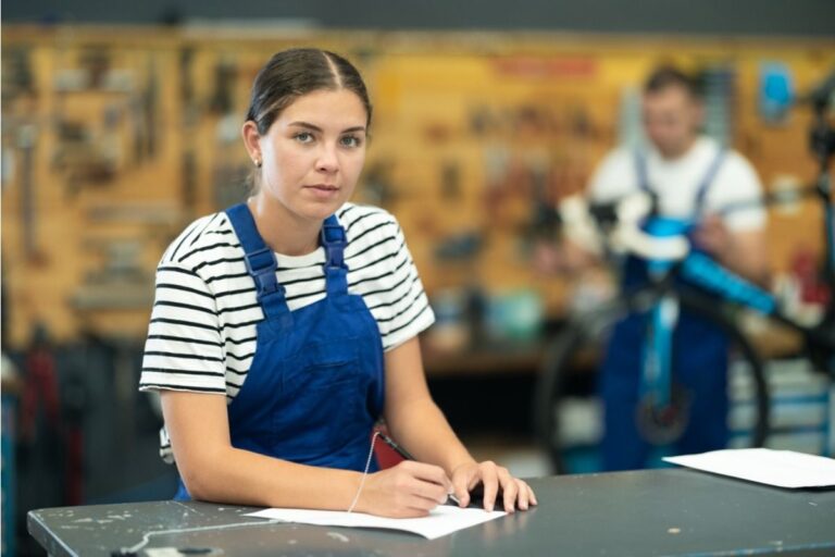 Teen Says She Refused to Give Up Her Weekend Job for More Family Time, Now Her Parents Say She “Only Cares About Money”