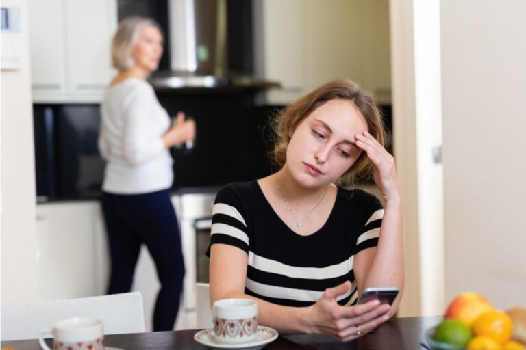 Teen Says She Refused to Hand Over Her Phone During a Family Dinner, Now Her Parents Say She’s “Acting Suspicious for No Reason”