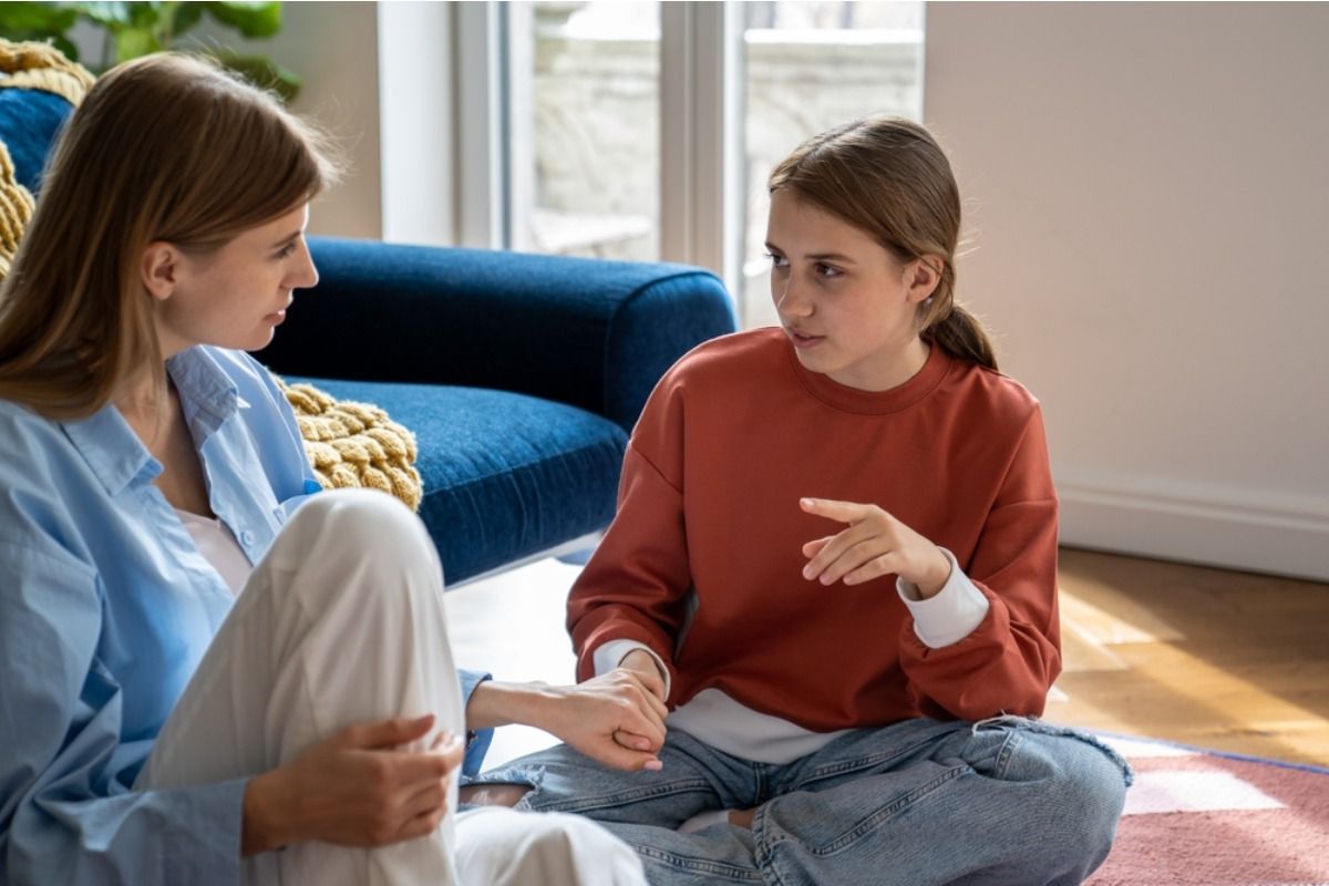 Teen Says She Refused to Hug a Relative She Barely Knows, Now Her Parents Say She “Made the Whole Family Uncomfortable”