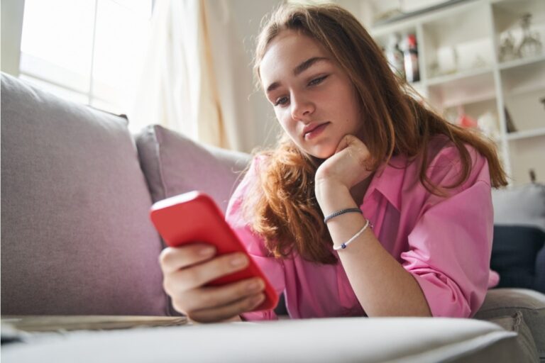 Teen Says She Refused to Let Her Parents Follow All Her Social Media Accounts, Now They Say She’s “Hiding Part of Her Life”