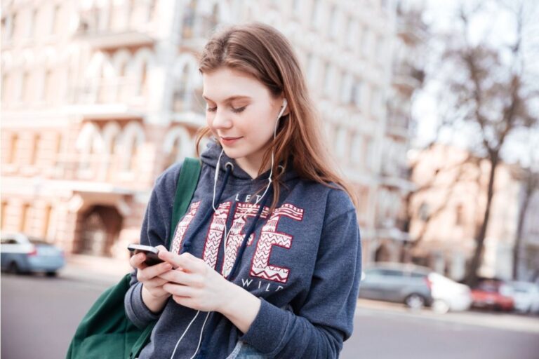 Teen Says She Refused to Share Her Live Location Every Time She Went Out, Now Her Parents Say She’s “Making Them Worry on Purpose”