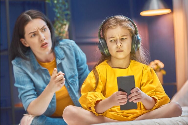 Teen Says She Refused to Share Her New Phone Passcode After Her Parents Paid for It, Now They Say She’s “Living Under Their Roof With Secrets”