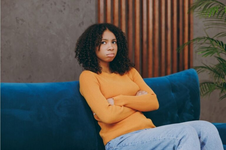 Teen Says She Refused to Share a Hotel Room With Younger Siblings on Vacation, Now Her Parents Say She’s “Acting Spoiled”