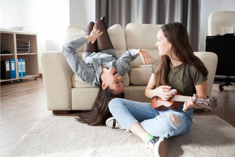Teen Says She Refused to Spend Every Weekend Visiting Relatives, Now Her Parents Say She’s “Too Focused on Friends”