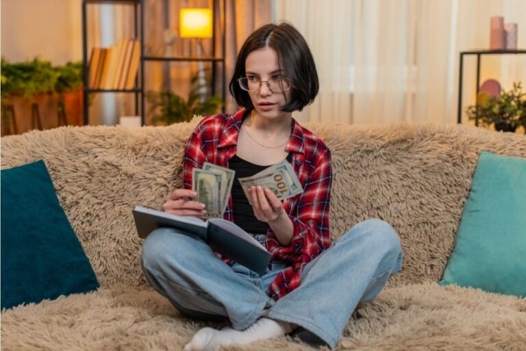 Teen Says She Refused to Spend Her Graduation Money on a Family Vacation, Now Relatives Say She’s “Being Selfish With Everyone”