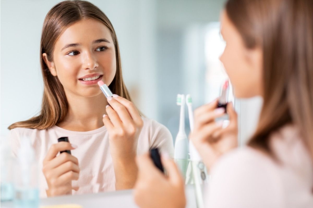 Teen Says She Refused to Wear Makeup for Family Photos, Now Her Parents Say She “Didn’t Even Try to Look Nice”