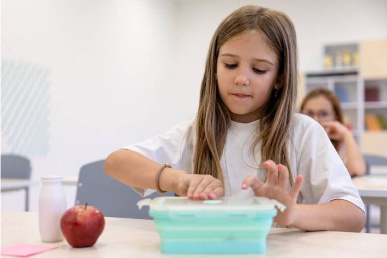 A Mom Says Her Daughter Has Been Eating Lunch in the Bathroom at School for a Month and Her Homeroom Teacher Just Found Out