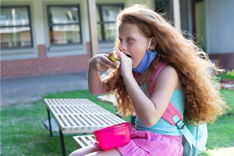 A Mom Says Her Daughter's Friend Group Made a Rule That No One Can Talk About Their Problems at Lunch Because It's Too Much, and Her Daughter Has Started Eating Alone