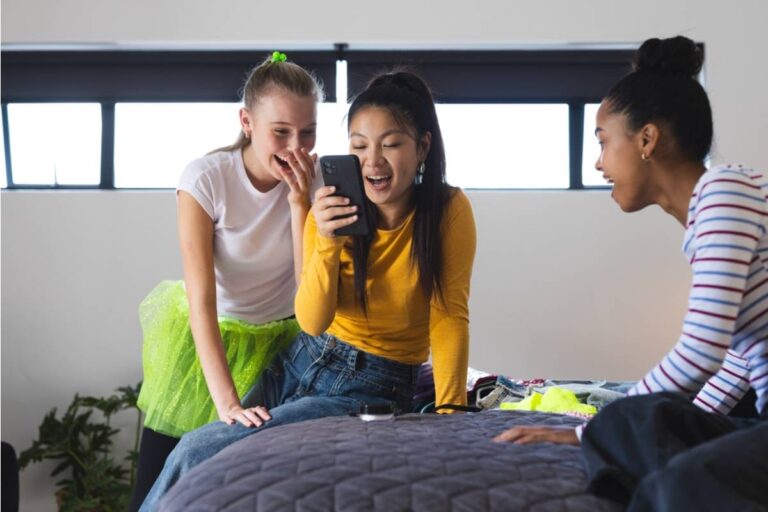 A Mom Says Her Daughter's Friend Was Uninvited From a Sleepover Group Chat the Same Night Her Parents Got Divorced