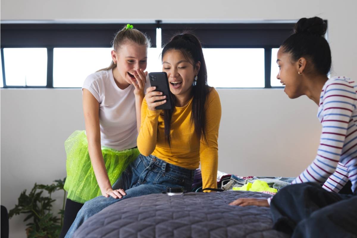 A Mom Says Her Daughter's Friend Was Uninvited From a Sleepover Group Chat the Same Night Her Parents Got Divorced