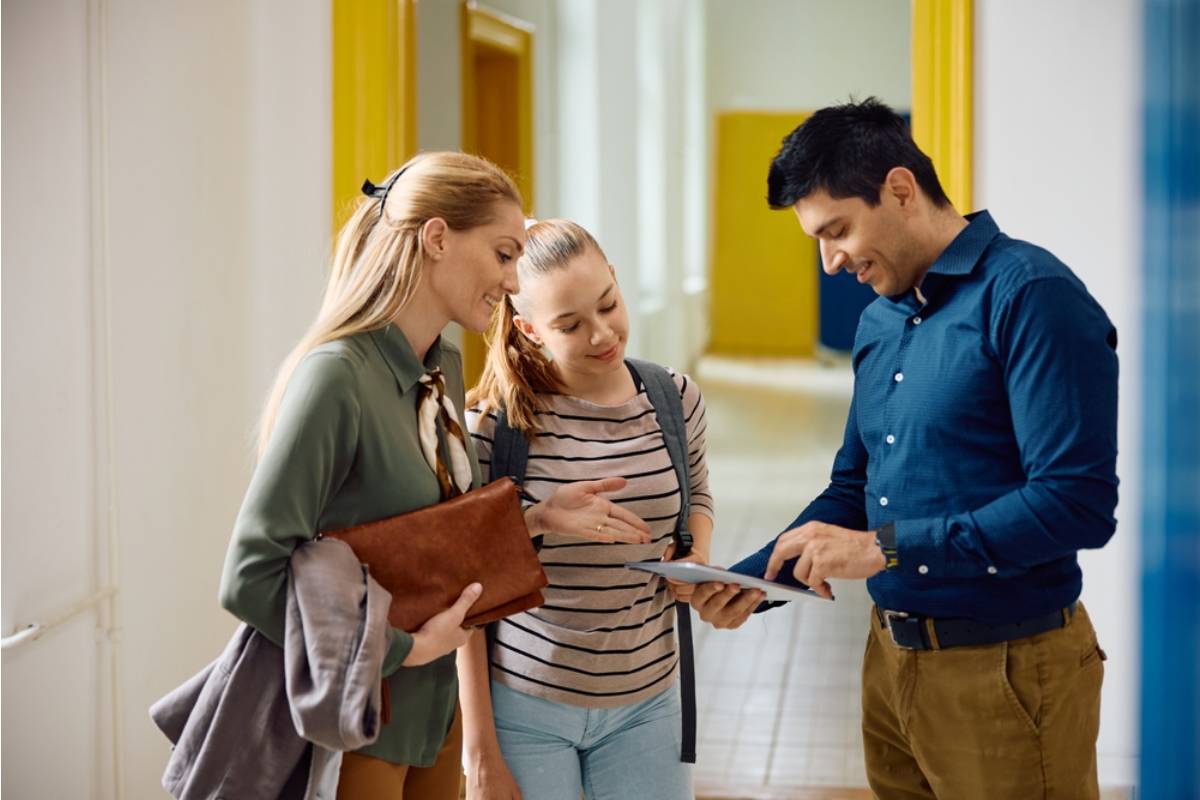 A Teacher Says the Same Three Parents Show Up to Every Single School Event While the Rest Are Strangers She's Never Once Met