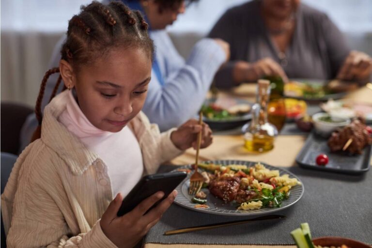 Dad Says He Refused to Let His Kids Use Screens During Family Dinner and His Own Brother Called Him Controlling in Front of the Kids