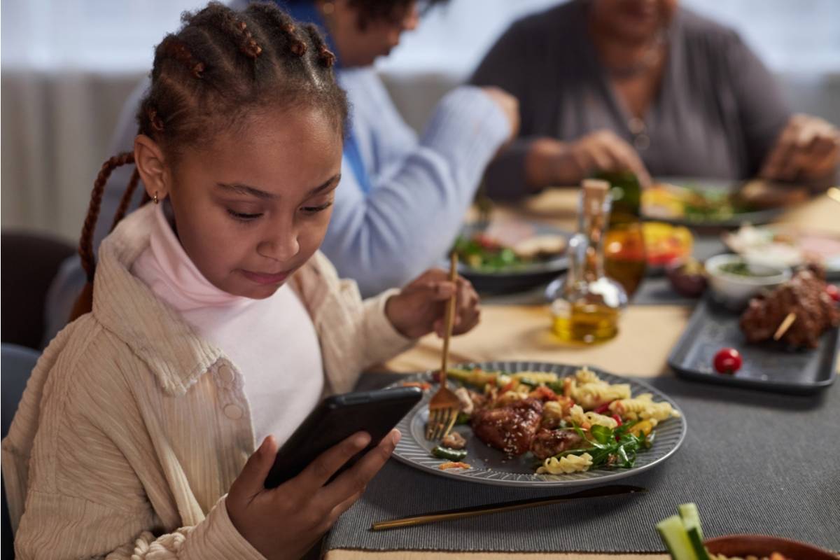 Dad Says He Refused to Let His Kids Use Screens During Family Dinner and His Own Brother Called Him Controlling in Front of the Kids