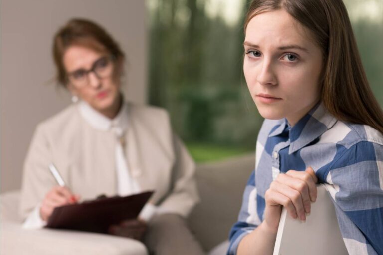 Dad Says He Refused to Pay for His Daughter's Therapy if Her Therapist Wouldn't Share What They Discuss, Now She Says He Doesn't Actually Want Her to Heal