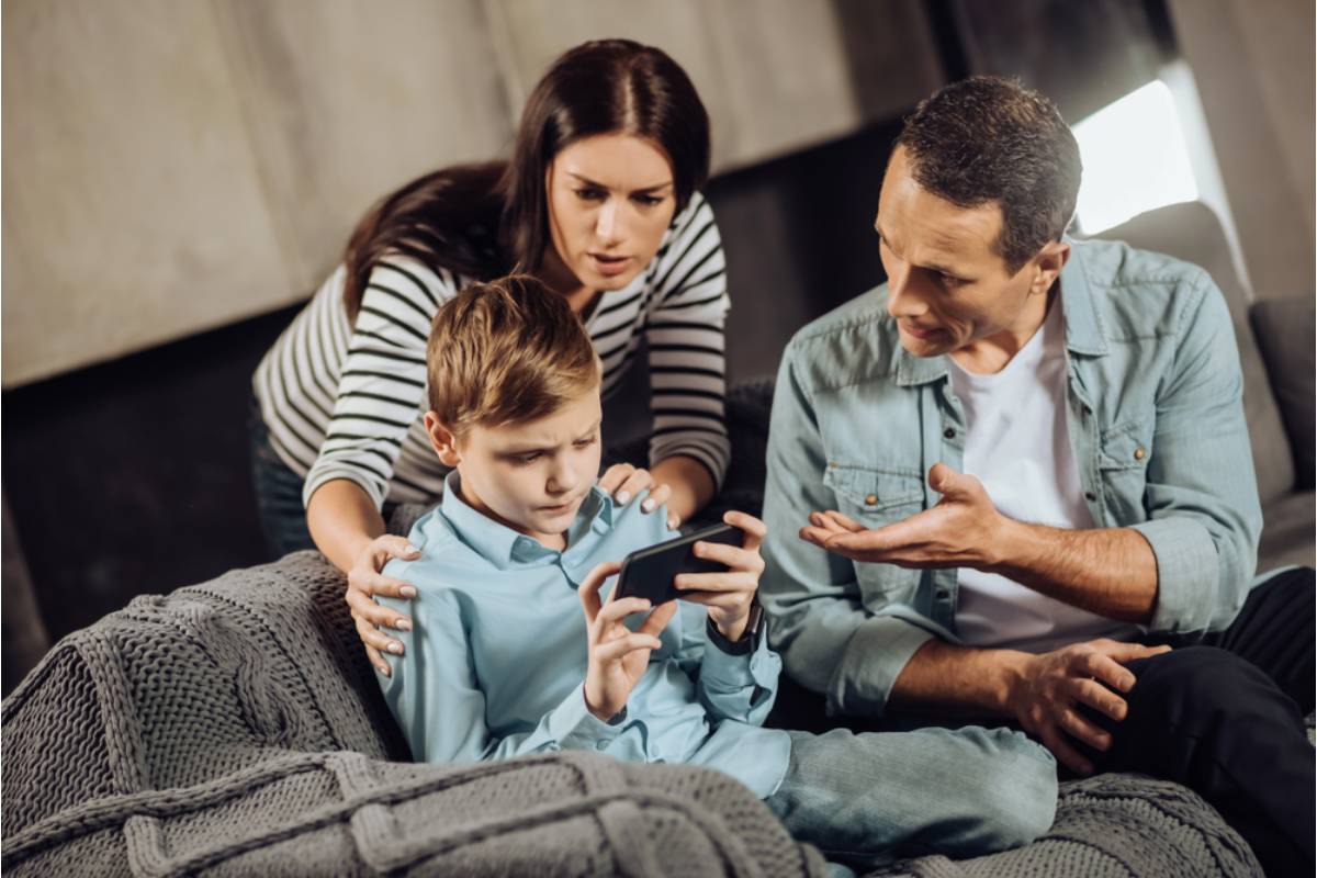 Dad Says His Teen Keeps Recording Family Conversations During Arguments, Now Nobody in the House Feels Comfortable Speaking Freely