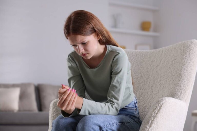 Daughter Says Her Family Keeps Turning Her Accomplishments Into Jokes, Now She Wonders if They’re Actually Proud of Her