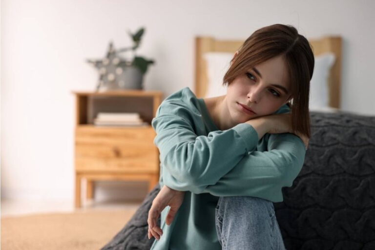 Daughter Says Her Parents Announced Her Personal News Before She Was Ready to Tell Anyone, Now They Say She’s “Making a Big Deal Out of Nothing”