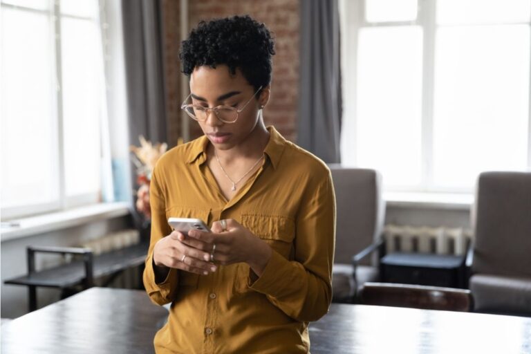 Daughter Says Her Relatives Keep Expecting Her to Fix Everyone’s Tech Problems for Free, Now She Says “It’s Not Appreciated Anymore”