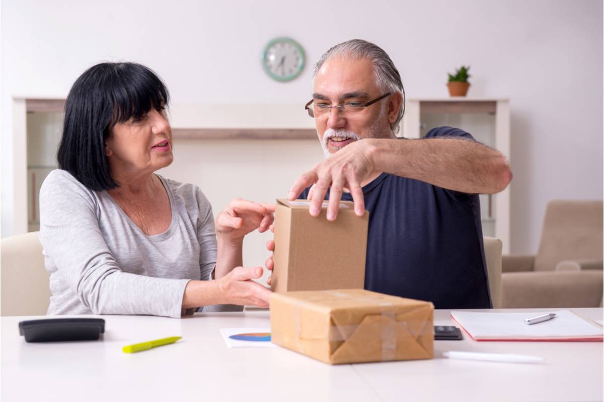 Son Says His Parents Opened a Package Addressed to Him and Read Everything Inside, Now They Say “There Shouldn’t Be Secrets in a Family”