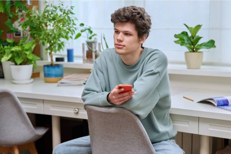 Teen Says He Refused to Delete His College Choice From Social Media After His Parents Disapproved, Now They Say He Humiliated Them Publicly