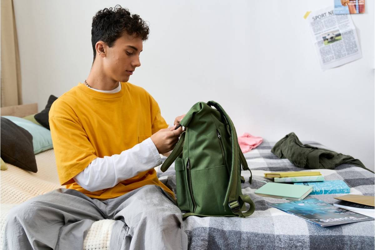 Teen Says He Refused to Let His Parents Choose His Roommate for College, Now They Say He's Throwing Away Their Advice for Strangers