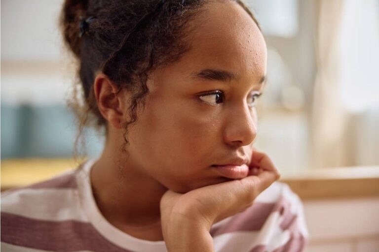Teen Says Her Parents Announced Her Future Plans to Relatives Before She Had Made a Decision, Now Everyone Expects Something She Never Promised