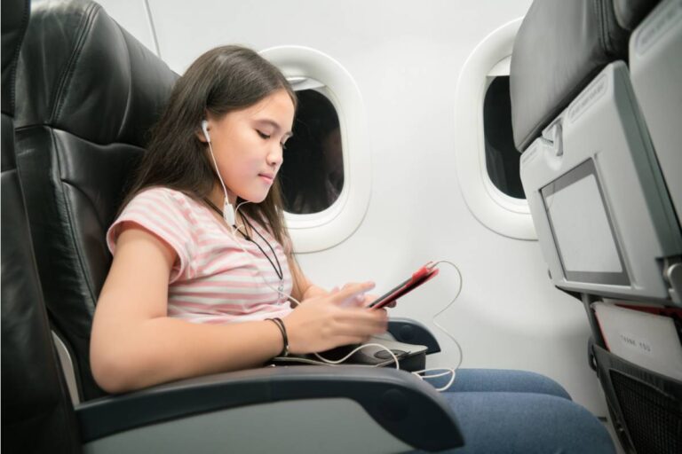 Teen Says She Refused to Give Up Her Seat on a Family Flight for a Younger Cousin, Now Her Parents Say She's Acting Entitled for Her Age