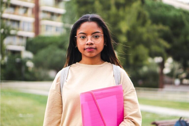 Teen Says She Refused to Invite Her Mom to Her Graduation After Years of Missed Events, Now Her Mom Says She's Punishing Her for Working Hard