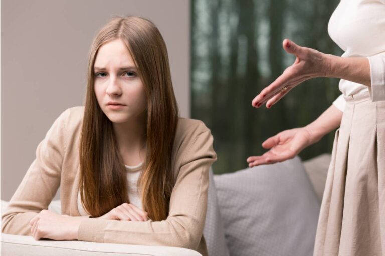 Teen Says She Refused to Let Her Mom Comment on Her Boyfriend's Job Not Being Good Enough, Now Her Mom Says She's Settling and Refusing to See It