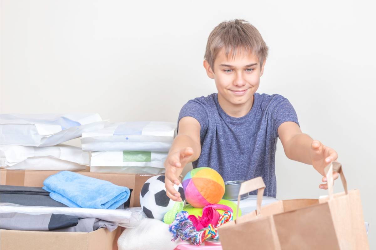 Teen Says She Refused to Let Her Mom Throw Away Her Childhood Stuffed Animals While Cleaning Her Room, Now Her Mom Says She's "Too Old to Be This Attached"