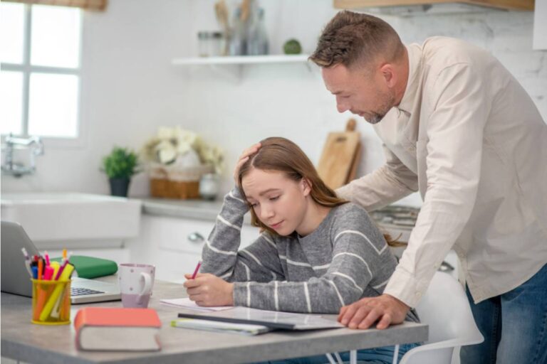 Dad Says He Refused to Let His Daughter Transfer Colleges After One Rough Semester Living Away From Home, Now Her Roommate Says He's "Trapping Her in a Bad Situation"