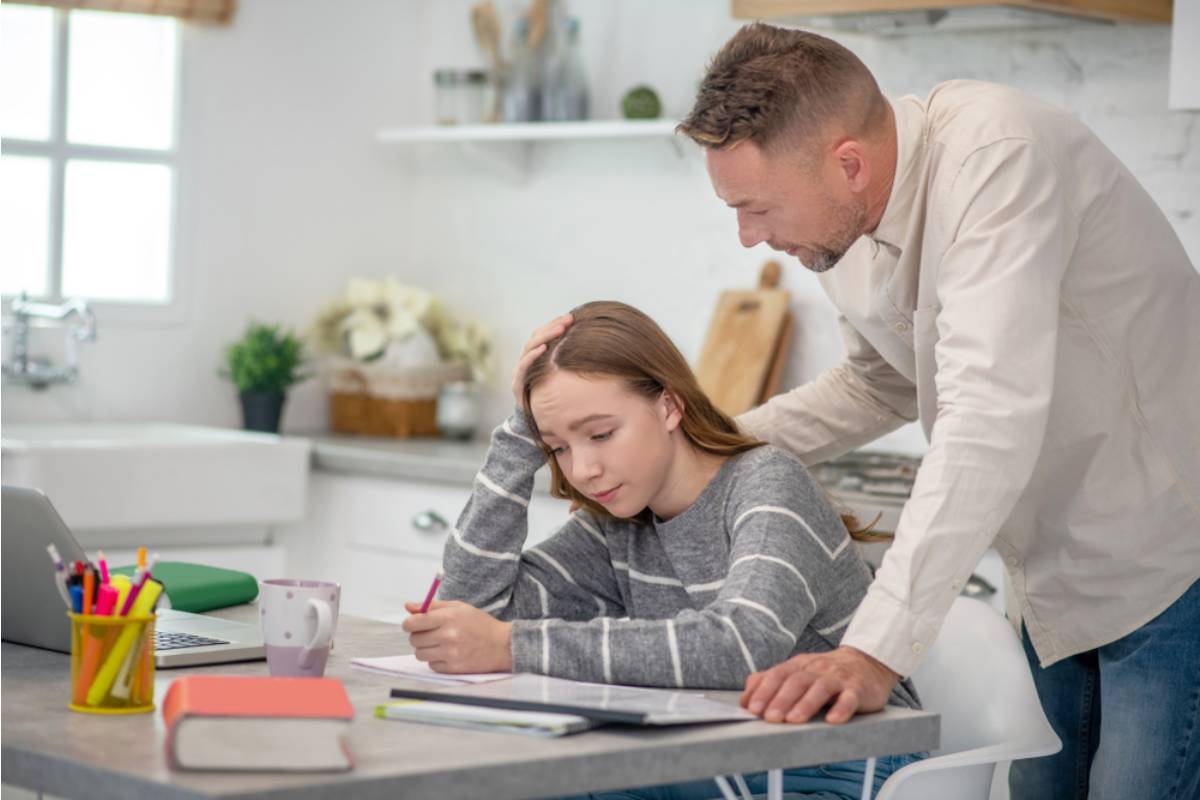 Dad Says He Refused to Let His Daughter Transfer Colleges After One Rough Semester Living Away From Home, Now Her Roommate Says He's "Trapping Her in a Bad Situation"