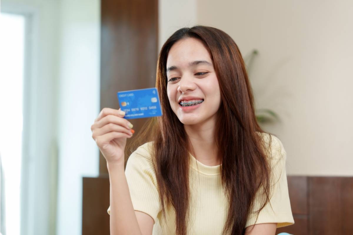 Dad Says He Refused to Let His Daughter Get a Credit Card in Her Name "to Build Credit Early" Without Discussing Limits First, Now His Wife Says He's "Overcomplicating a Simple Gift"