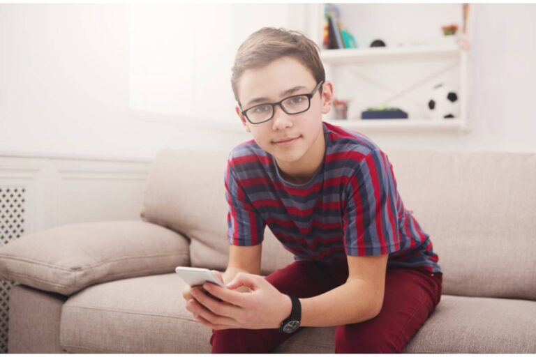 Teen Says He Refused to Let His Dad Read His Messages After Finding Out He'd Been Doing It Secretly for a Year, Now His Dad Says He's "Acting Like a Victim"