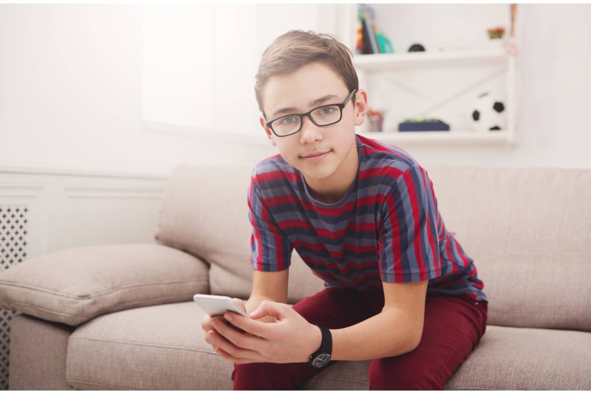 Teen Says He Refused to Let His Dad Read His Messages After Finding Out He'd Been Doing It Secretly for a Year, Now His Dad Says He's "Acting Like a Victim"