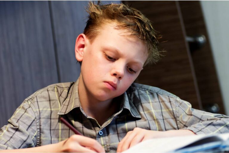 A Dad Found Out His Son Had Been Arriving at School With Wet Hair in Winter Because the Hot Water at Home Gets Shut Off Before He Wakes Up