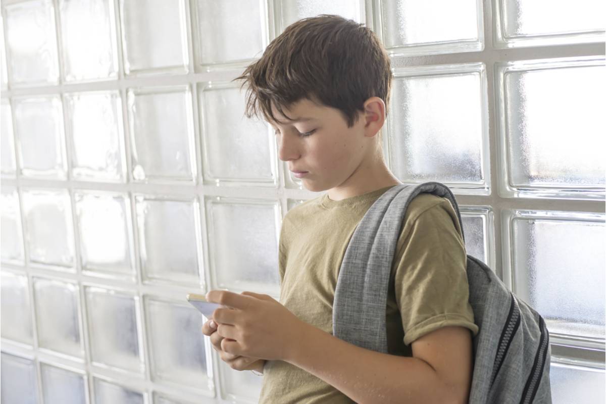 A Dad Found Out His Son Had Been Charging His Phone at School Every Day Because the Electricity at Home Gets Cut Off Before He Wakes Up