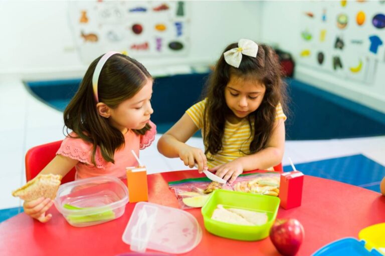 A Mom Found Out Her Daughter Had Been Giving Away Her Own Lunch to a Classmate Every Day Because the Girl Never Had Enough and She Didn't Want to Make It Weird