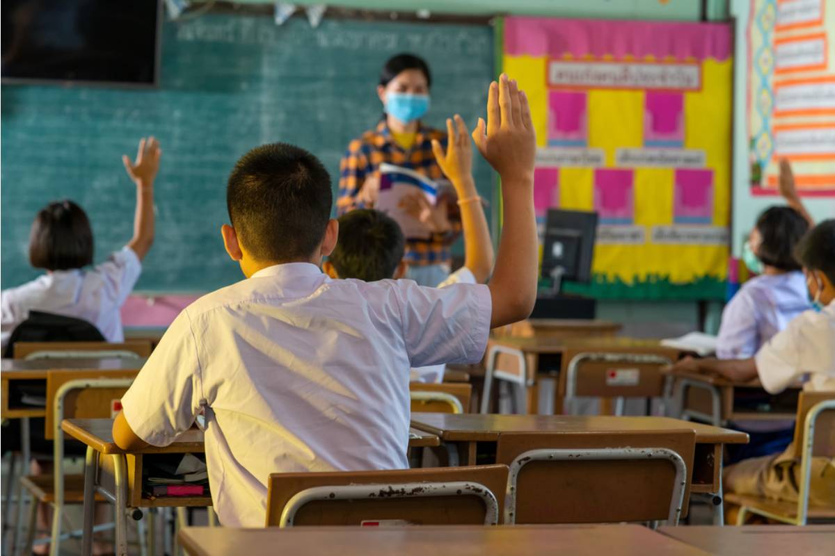 A Teacher Says She Noticed a Student Always Volunteers to Stay and Clean Up After Class and She Finally Asked Why, and His Answer Hasn't Left Her