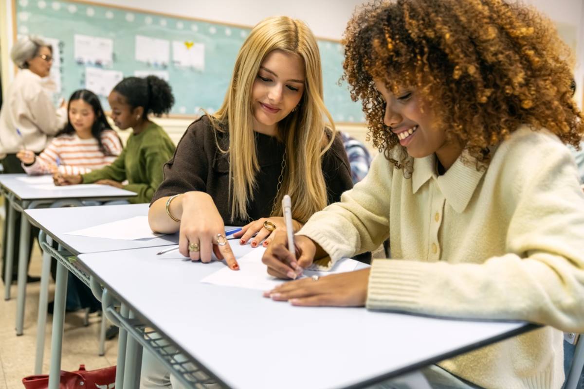 Dad Says He Refused to Let His Daughter's Friend Group Pressure Her Into Dropping an Elective They All Thought Was Embarrassing, Now His Daughter Says He's Making Her Stand Out for the Wrong Reasons