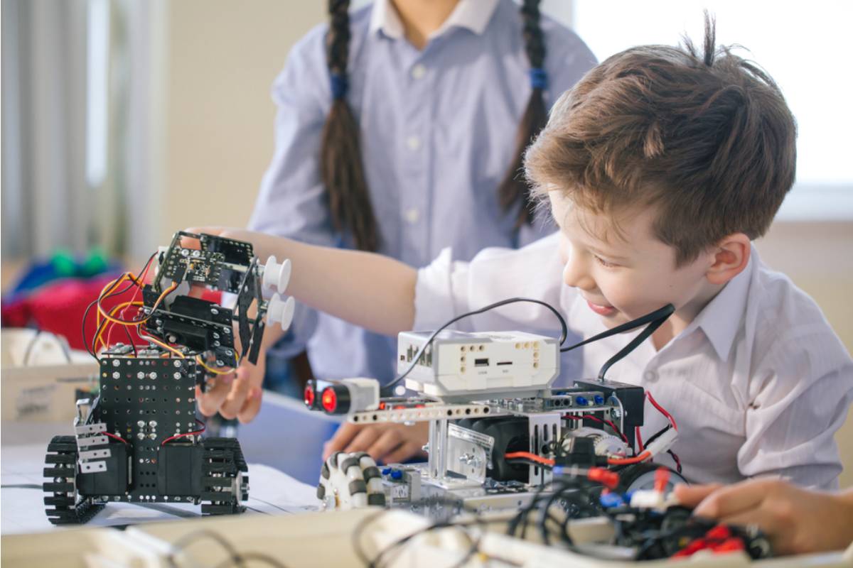 Dad Says He Refused to Let His Son Drop Out of the School Science Fair After Weeks of Work, Now His Son Says He's Treating a Project Like a Life Lesson He Didn't Ask For