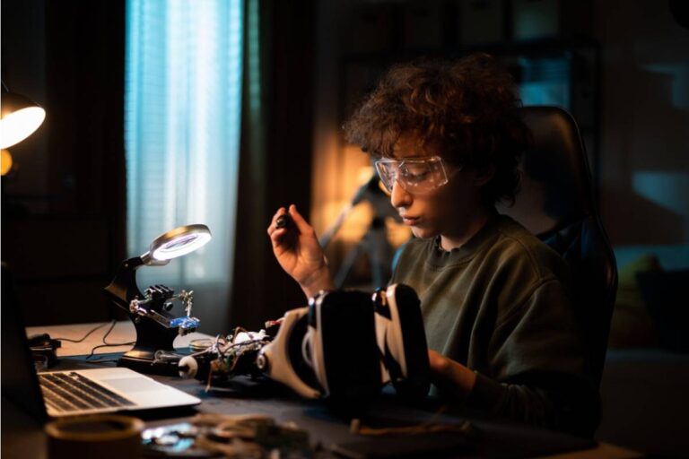 Teen Says He Refused to Let His Dad Take Credit for Helping With a Project He Did Entirely Alone, Now His Dad Says He's Making Him Look Bad in Front of the Teacher